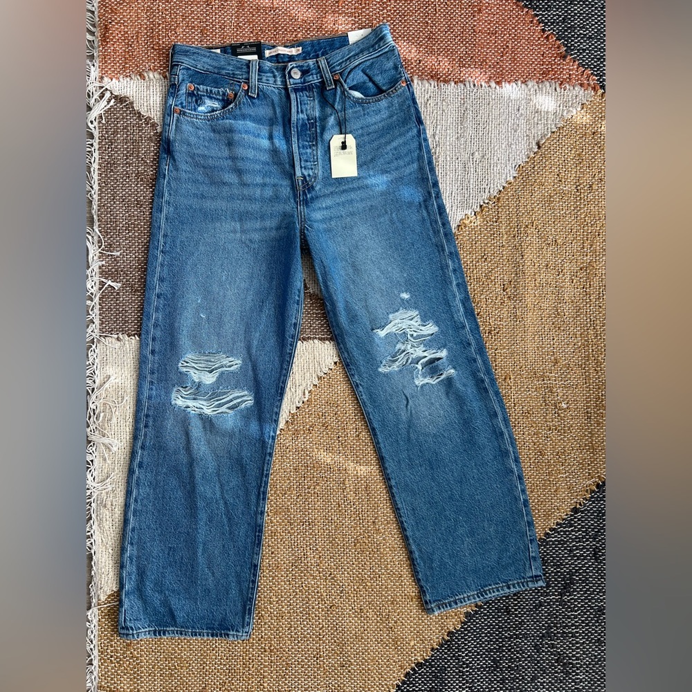 Levi’s Ribcage Ripped Ankle Straight Leg Jean Size 28